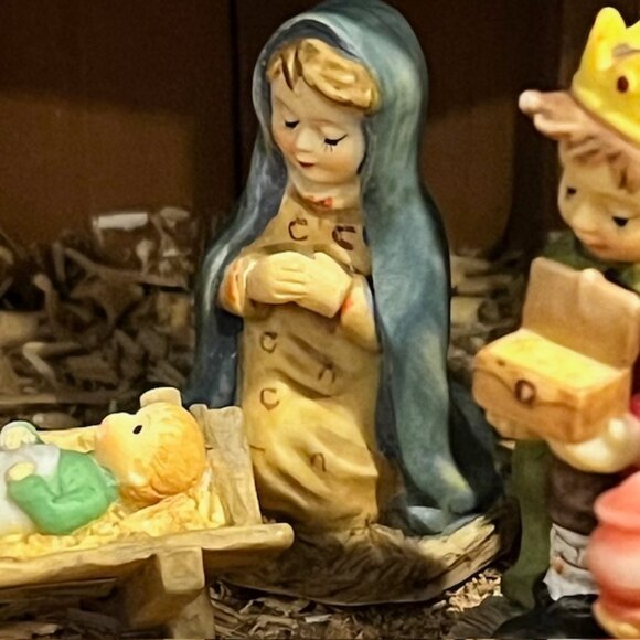 21 Piece M.J. Hummel Danbury Mint Miniature Children's Nativity Set - Picture 6 of 16